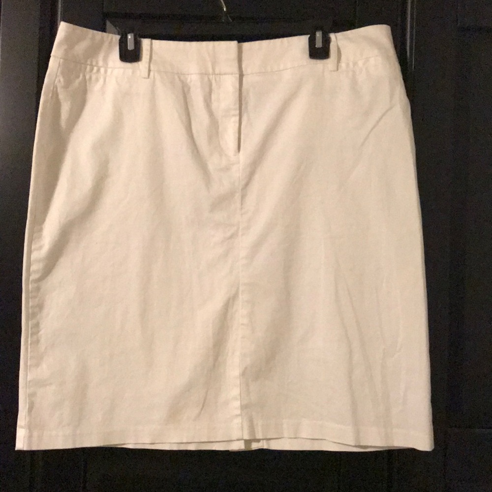 Size 16. ☀️Cotton white skirt perfect for summer!
